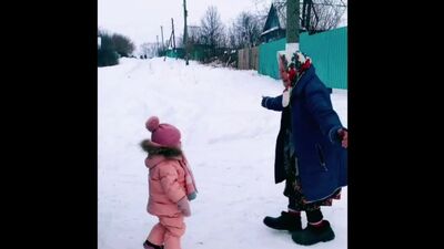 Объятия бабушки, это самое надежное!