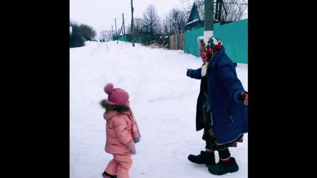 Объятия бабушки, это самое надежное!