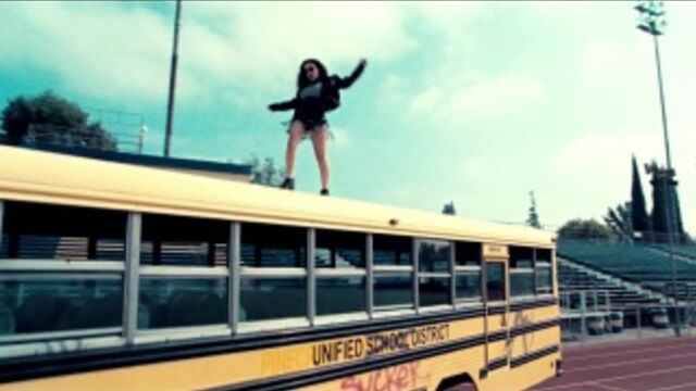 Роуз МакГоун в клипе Charli XCX - Break The Rules (2014)