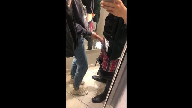 Малышка сосет в примерочной и не стесняется(Русское порно,приятного просмотра,трах,секс,кончил,выебал,молодая,анал)